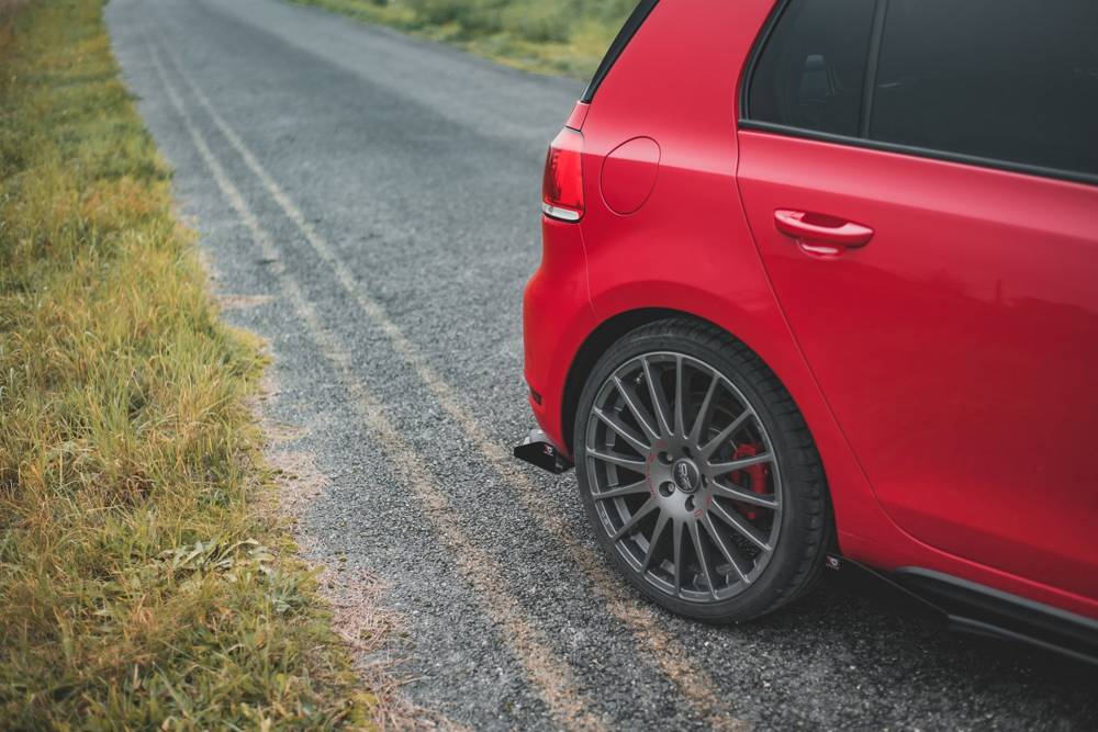 Seitliche Heck Diffusor Erweiterung Racing mit Flaps für VW Golf 6 GTI von Maxton Design